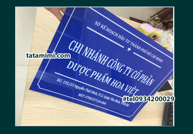 Biển hiệu quảng cáo được làm bằng chất liệu nào