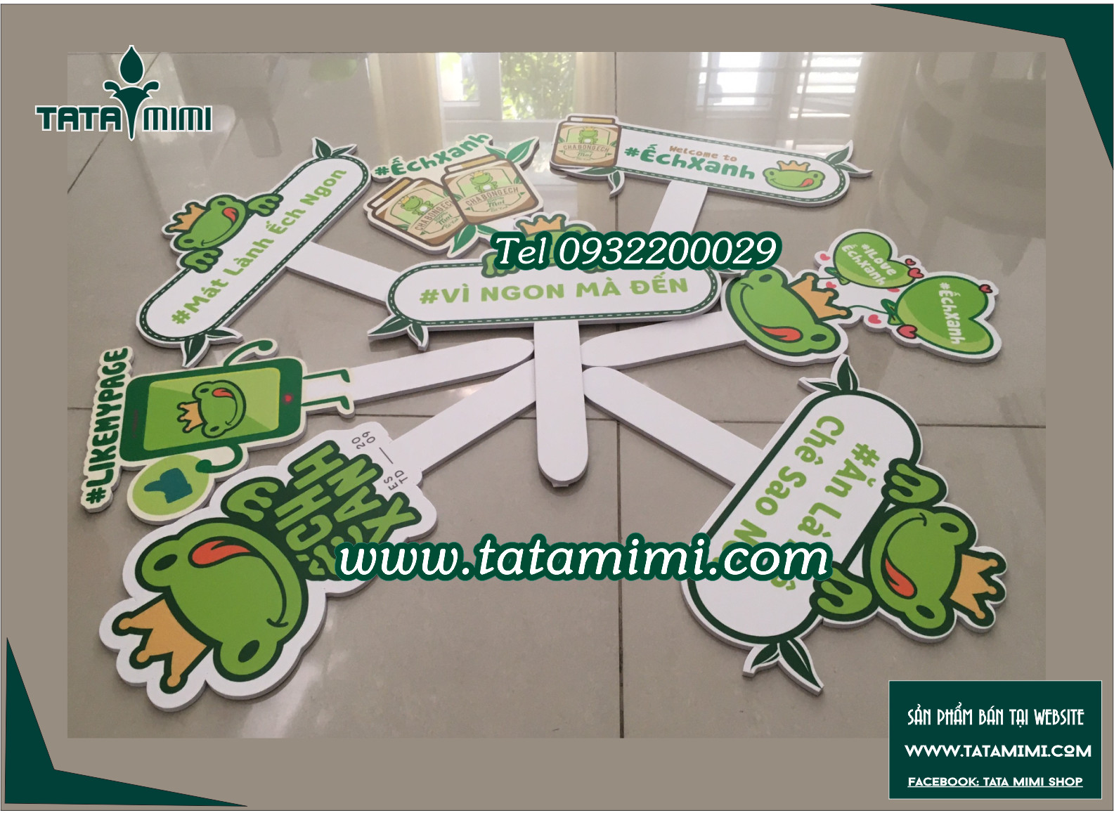 Biển cầm tay chụp hình chú ếch xanh