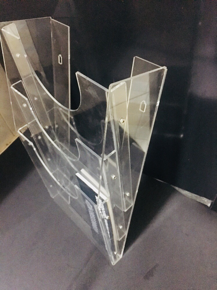 Kệ treo tường có để được file còng không