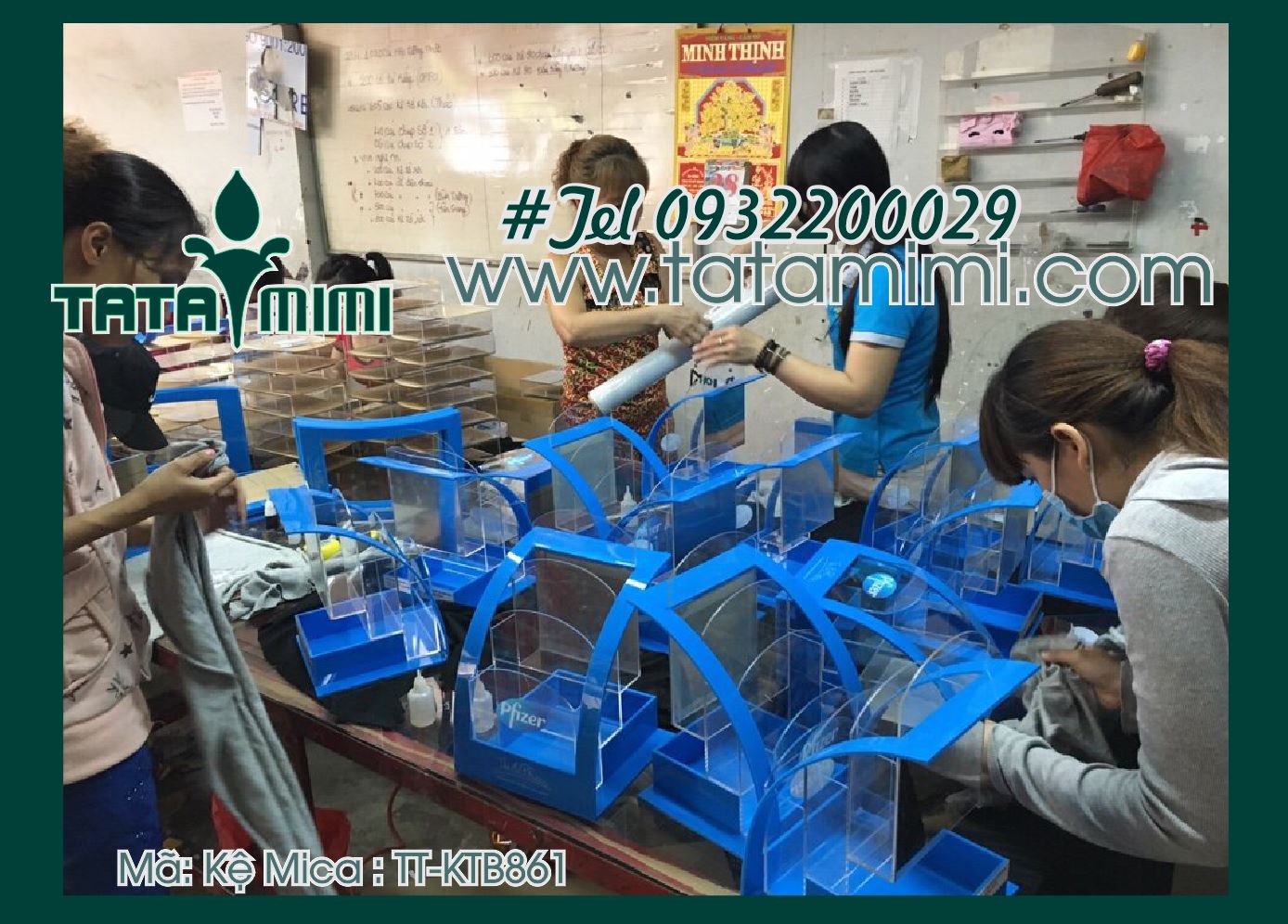 Kệ để giấy tờ ở quầy lễ tân