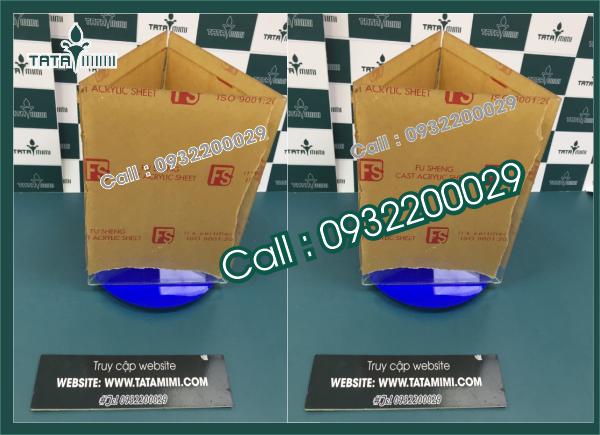 Kệ mica để bàn để thông tin mã QR