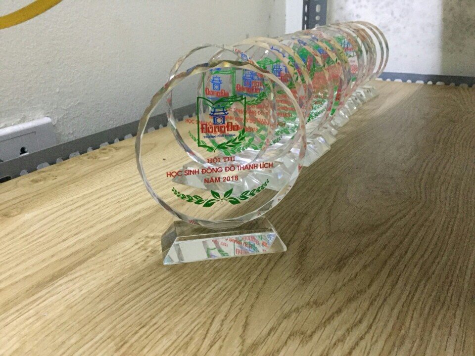 Kỉ niệm chương làm từ mica hoặc pha lê