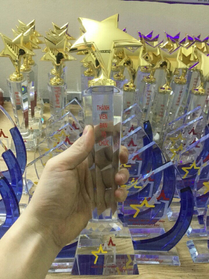 Cúp vinh danh từ mica trong dày