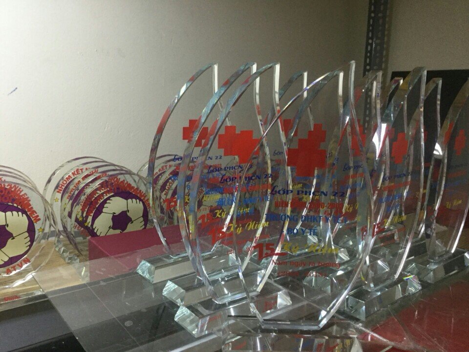 Kỉ niệm chương làm từ mica hoặc pha lê