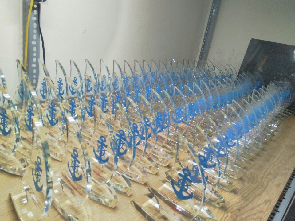 Kỉ niệm chương làm từ mica hoặc pha lê