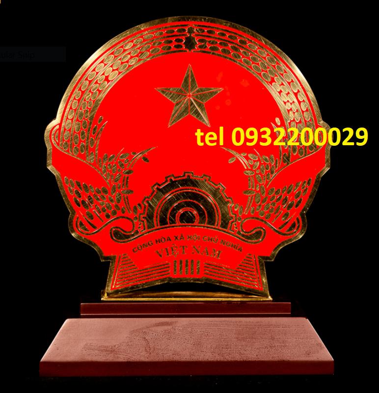 Quốc huy treo tòa nhà hành chính