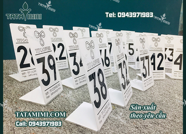 Thẻ bàn cà phê với màu in khác nhau