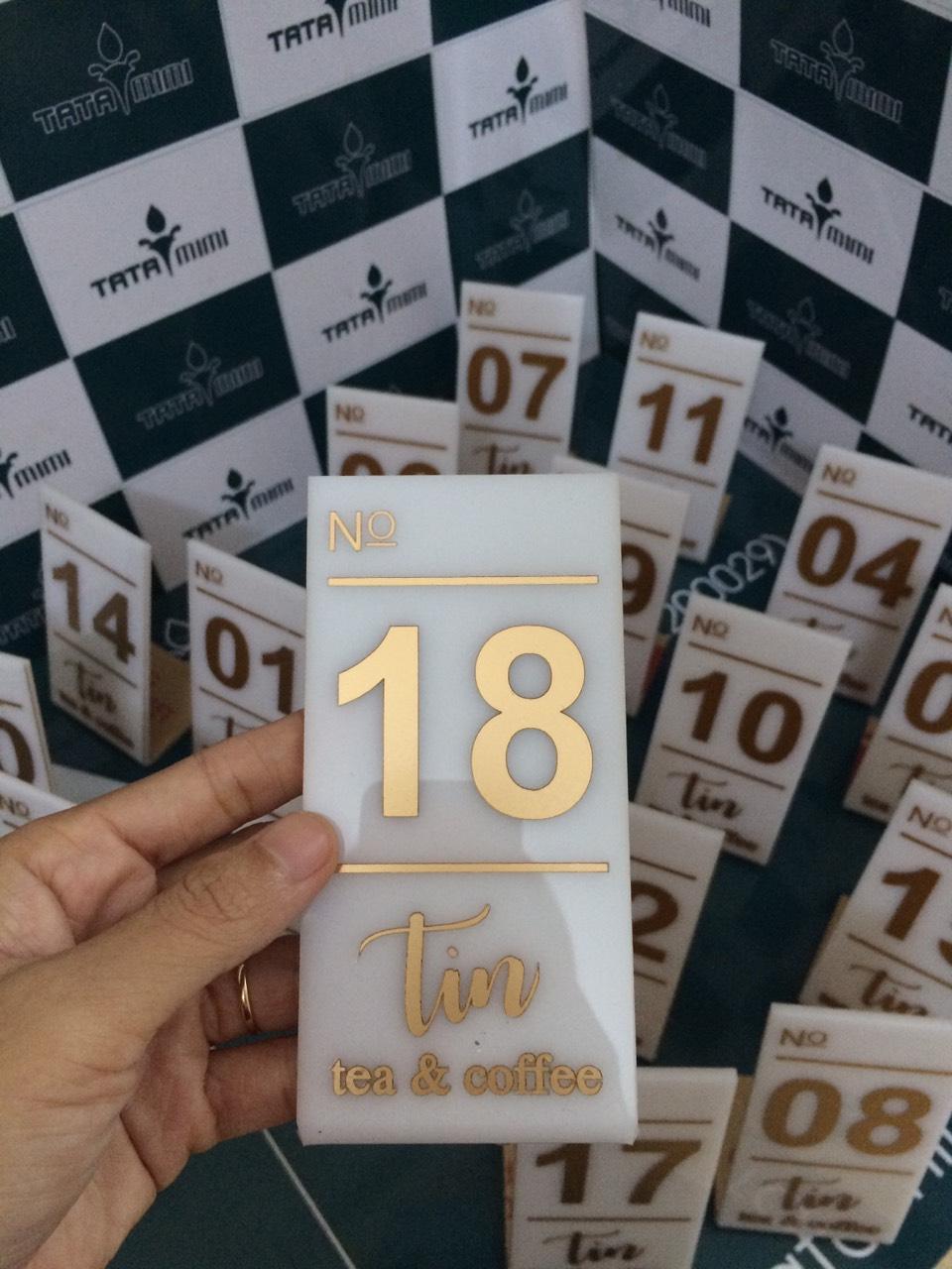 Thẻ để bàn gắn số nổi hoặc in trực tiếp