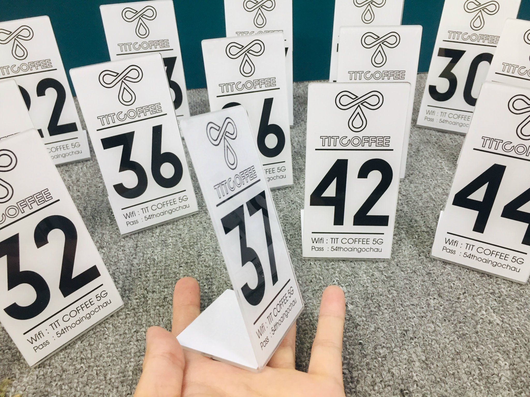 Các màu thẻ bàn cà phê nên chọn nền màu gì