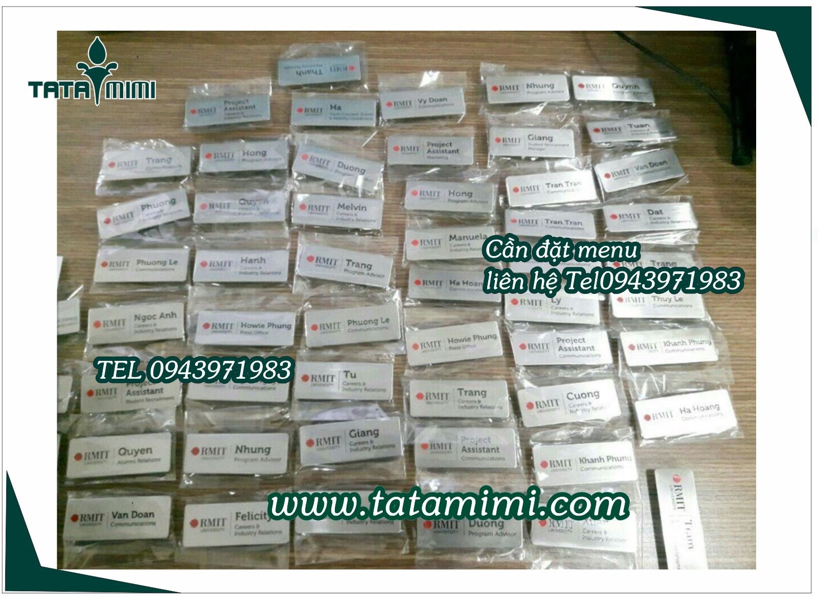 Biển tên có gắn logo treo ở áo