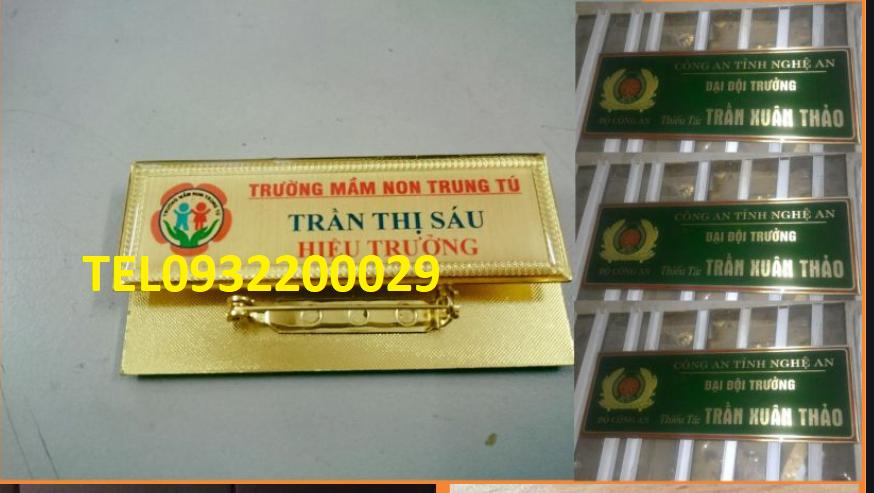 Làm biển biển tên nhân viên đeo dây hoặc gắn băng kim ở ngực