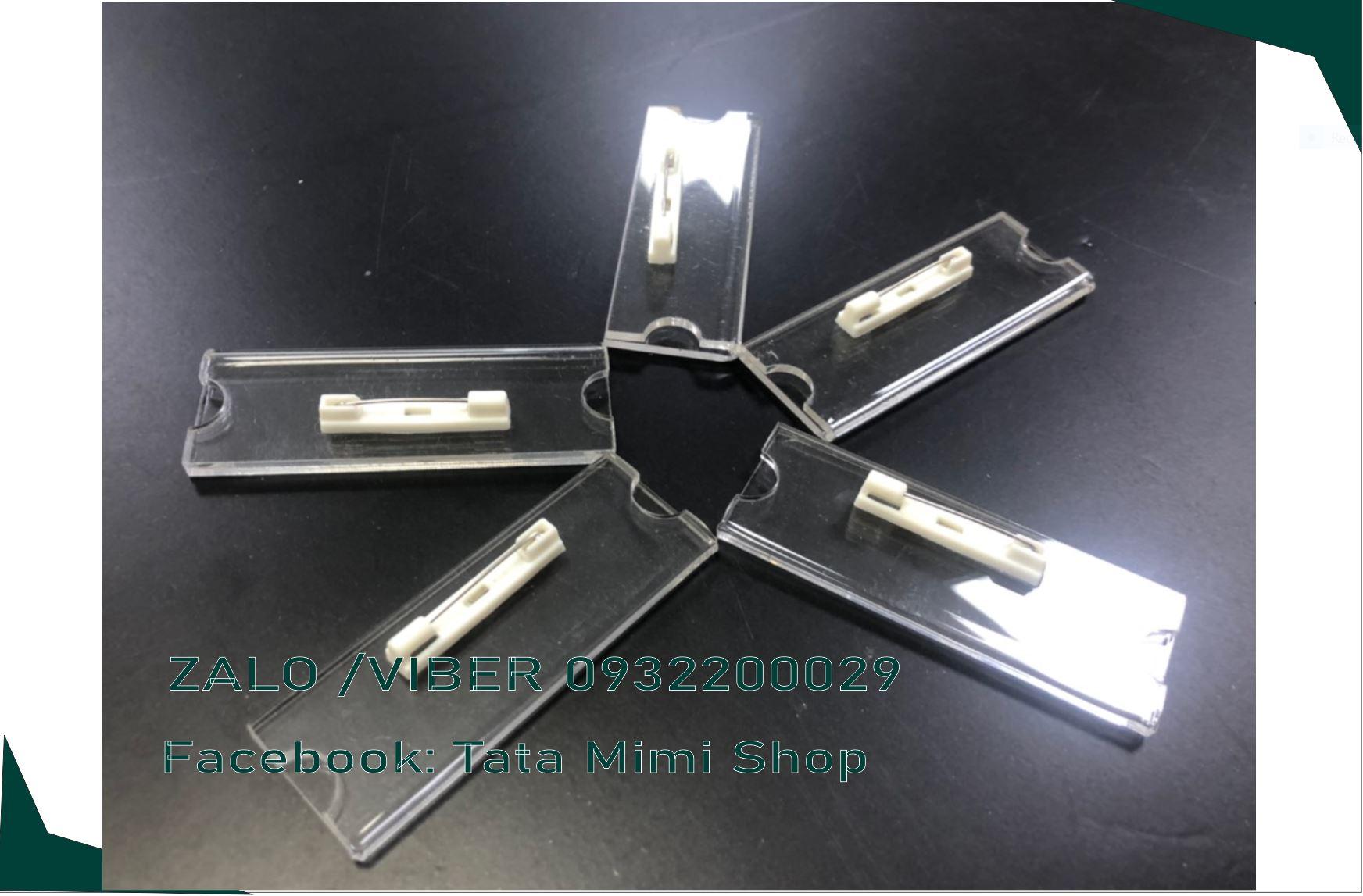 Làm biển biển tên nhân viên đeo dây hoặc gắn băng kim ở ngực