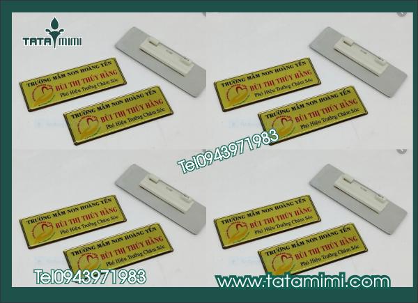 Bảng tên nhân viên kết hợp mica với đồng hoặc inox