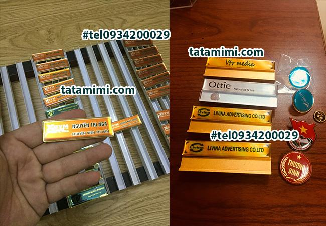 Bảng tên nhân viên kết hợp mica với đồng hoặc inox