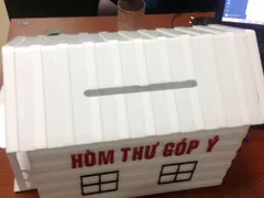 Hòm thư góp ý ngôi nhà màu trắng sữa