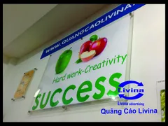 Khung mica ở salon tóc
