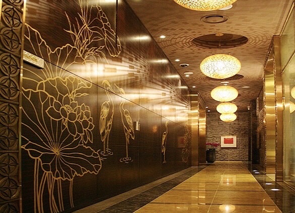 Inox vàng hồng xước + hoa văn ứng dụng ốp sảnh khách sạn