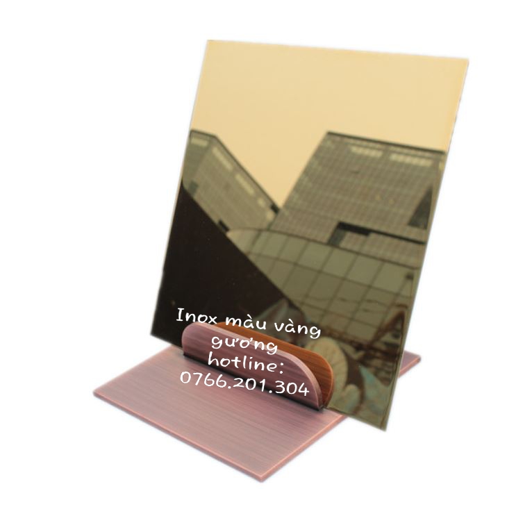 Tấm Inox vàng gương sở hữu sắc vàng hoàng kim rất đẹp mắt kết hợp với độ sáng bóng đồng đều Tấm Inox vàng gương sở hữu sắc vàng hoàng kim rất đẹp mắt kết hợp với độ sáng bóng đồng đều