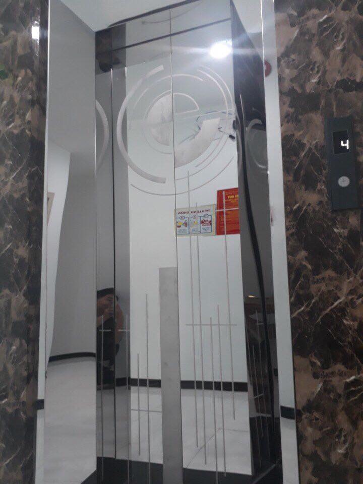 cửa cabin bán nguyệt trắng