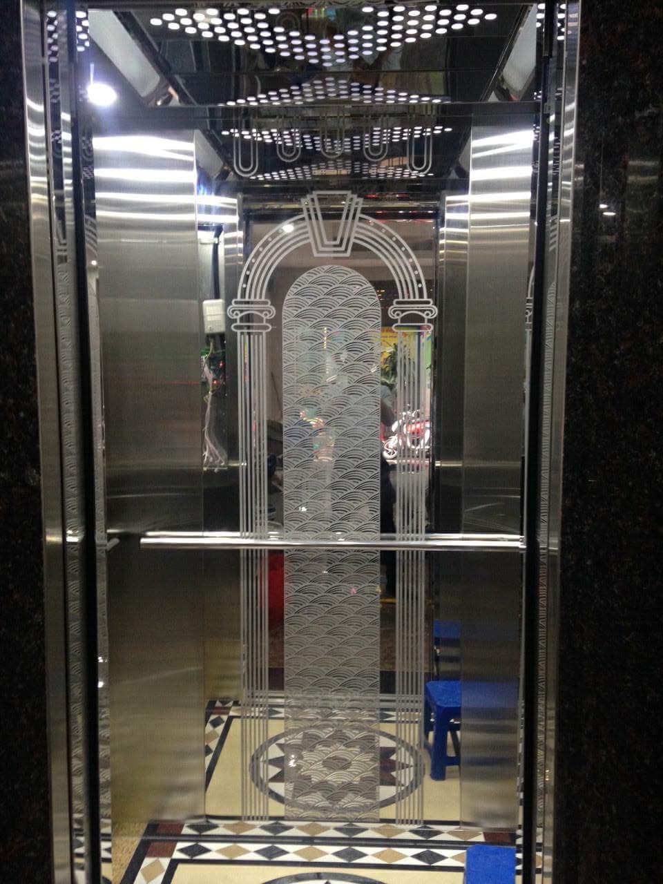 inox hoa văn cổng vòm trắng