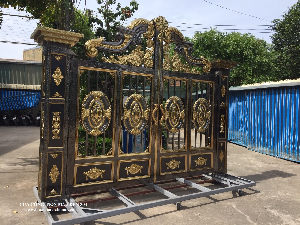 Cửa cổng inox màu đen