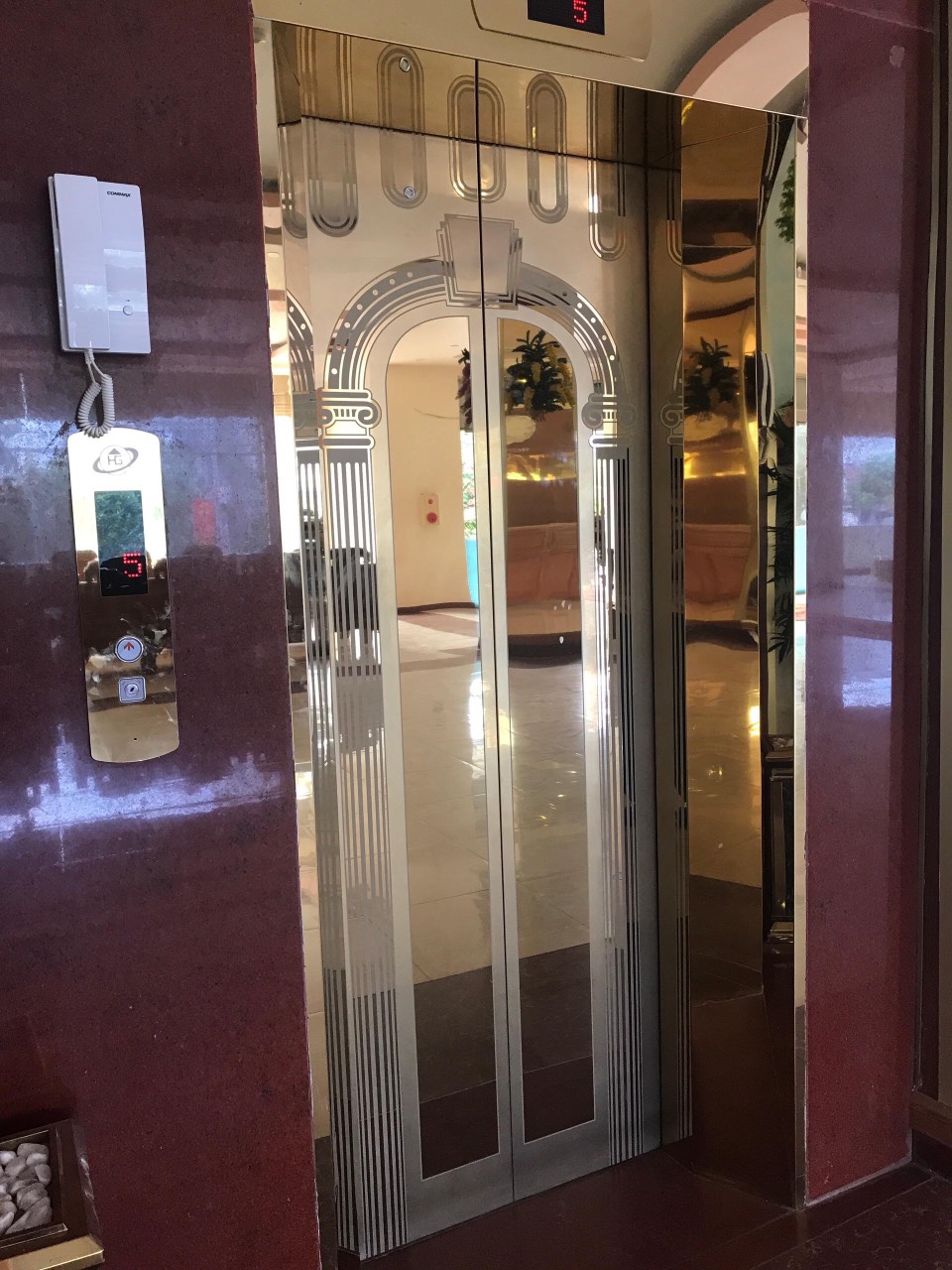 inox tấm cửa cổng vòm trắng