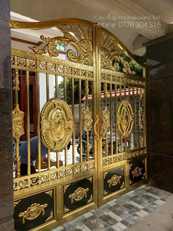 Cửa inox màu vàng đồng được sản xuất trên máy móc thiết bị, dây chuyền hiện đại nên bề mặt phẳng, không tì vết, khỏe, bền chắc và có độ sáng đều Cửa inox màu vàng đồng được sản xuất trên máy móc thiết bị, dây chuyền hiện đại nên bề mặt phẳng, không tì vết, khỏe, bền chắc và có độ sáng đều