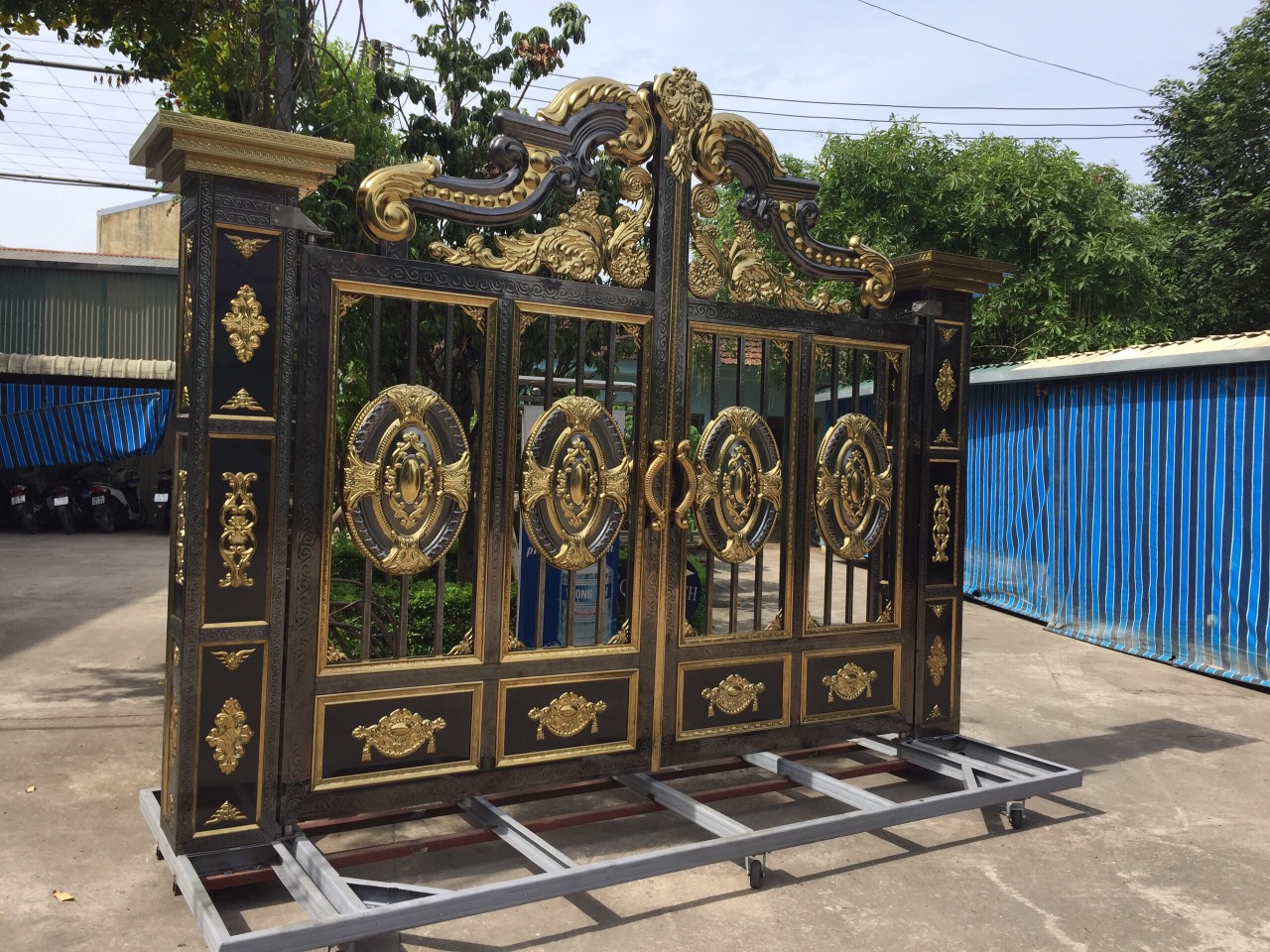 Cửa inox màu vàng đồng được sản xuất trên máy móc thiết bị, dây chuyền hiện đại nên bề mặt phẳng, không tì vết, khỏe, bền chắc và có độ sáng đều Cửa inox màu vàng đồng được sản xuất trên máy móc thiết bị, dây chuyền hiện đại nên bề mặt phẳng, không tì vết, khỏe, bền chắc và có độ sáng đều