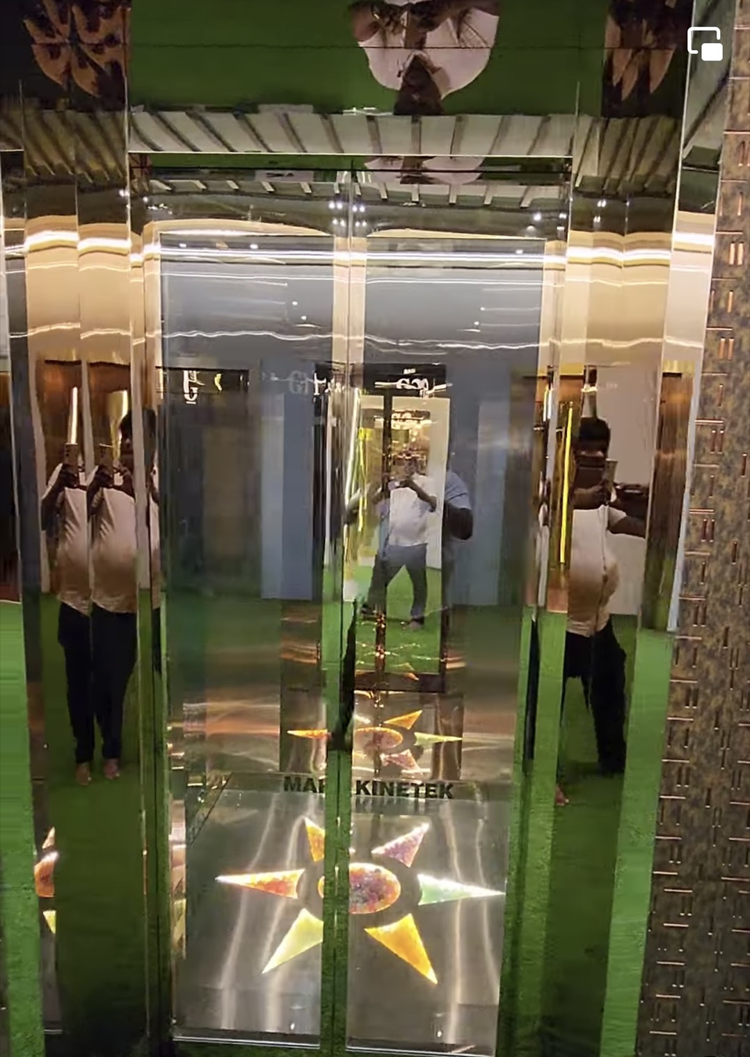 Thang máy sử dụng inox vàng hồng gương