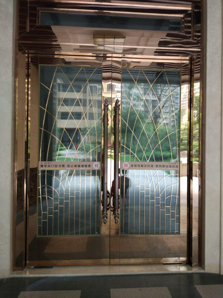 Inox vàng hồng gương ứng dụng làm cửa công trình