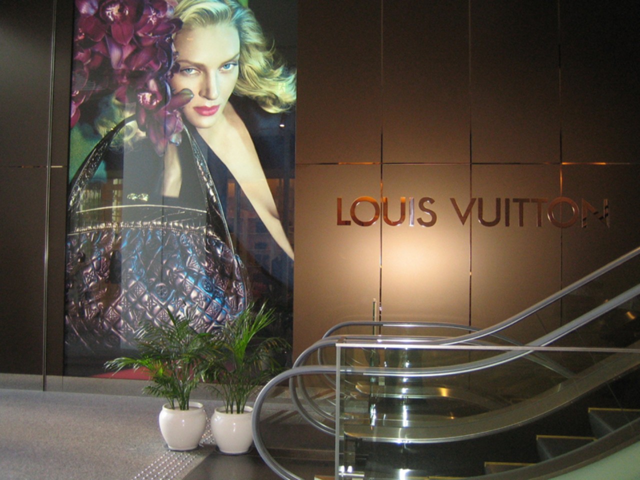 Nội thất sử dụng inox màu nâu trang trí