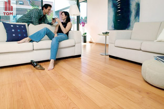 Lát sàn gỗ công nghiệp: Lát sàn gỗ công nghiệp là một phương tiện tuyệt vời để thêm vẻ đẹp hoàn thiện cho ngôi nhà của bạn. Với tính thẩm mỹ cao và độ bền vượt trội, lát sàn gỗ công nghiệp giúp thay đổi sự phong phú trong không gian sống của bạn một cách đáng kinh ngạc.