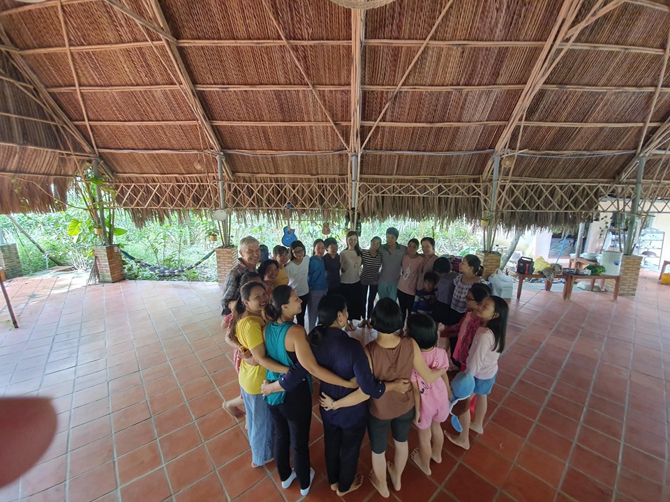 Vòng tay kết nối yêu thương Vòng tay kết nối yêu thương