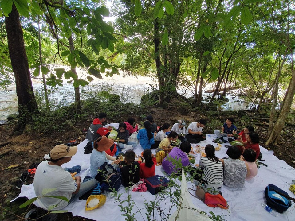 Ngồi nghe thác reo Ngồi nghe thác reo