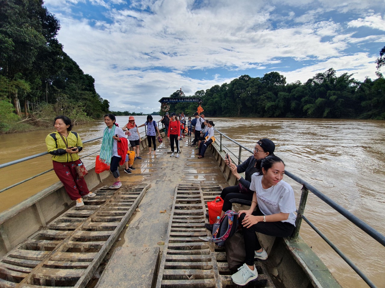 Qua sông để vào rừng Qua sông để vào rừng