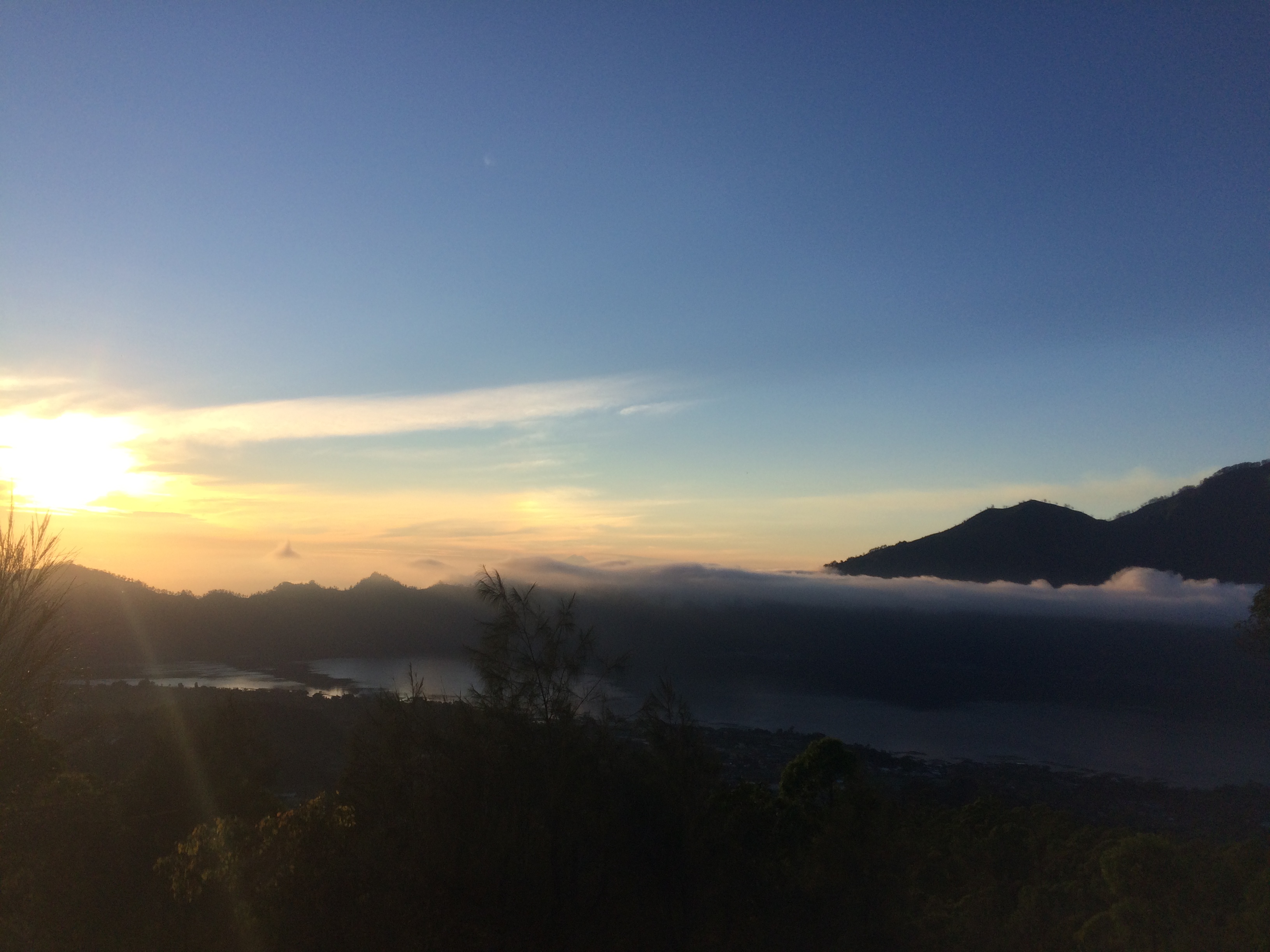 Bình minh trên hồ núi lửa ở Batur