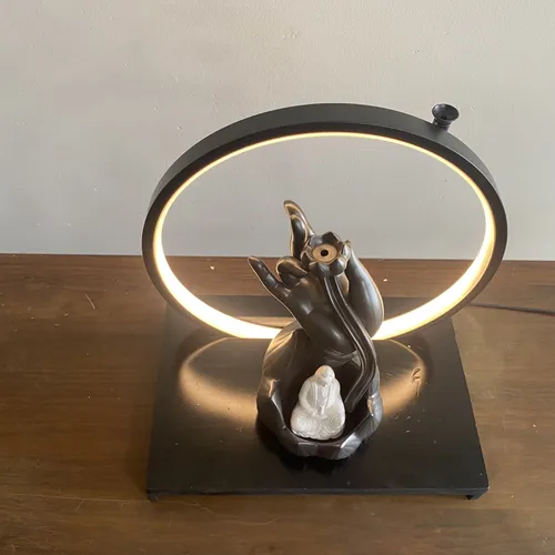 Thác khói trầm hương Mẫu Quan Âm kết hợp kệ đèn Led chỉnh màu