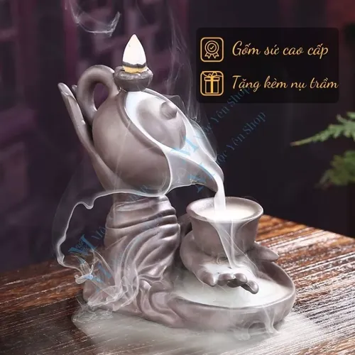 Thác Khói Trầm Hương Mẫu Tay Nâng Ấm Trà