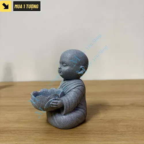 Tượng chú tiểu bê nến decor bàn thờ – Tượng đá dâng đèn hoa sen trang trí góc tu tập cao 12cm