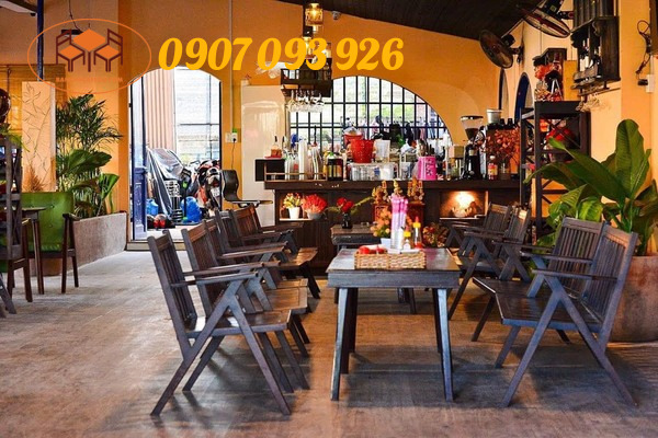 Sắp xếp bàn ghế gỗ ngăn nắp gọn gàng