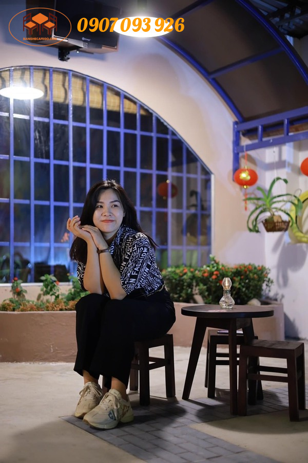 Bàn ghế gỗ vô cùng cần thiết cho quán cà phê