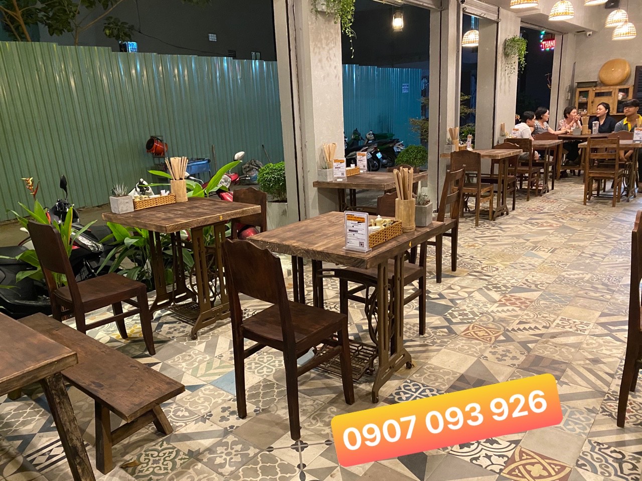 Bộ bàn ghế gỗ tại quán ăn, quán cafe Bộ bàn ghế gỗ tại quán ăn, quán cafe