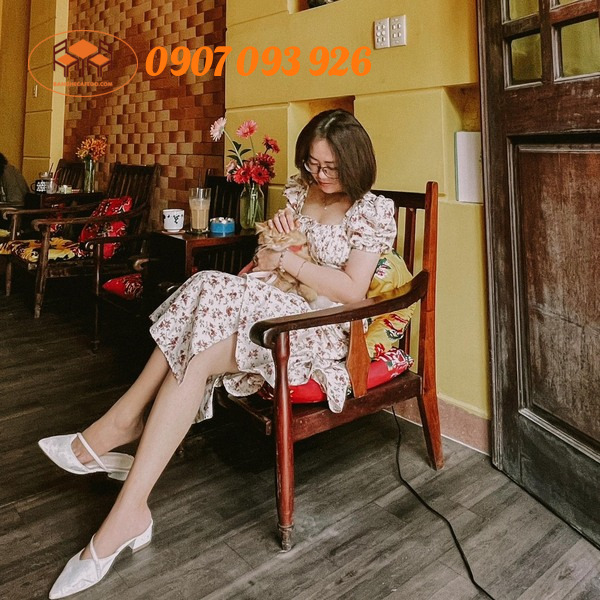 Ghế quán cà phê bằng gỗ