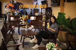 Khởi nghiệp quán cà phê mùa mưa: Nên mua bàn ghế cafe gỗ loại tốt