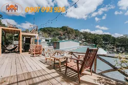 Lý do ghế quán cafe bằng gỗ thông được nhiều người chuộng