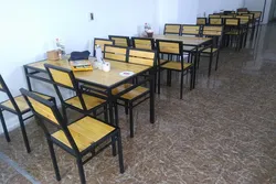 Những mẫu bàn ghế gỗ quán ăn giá mềm cho người mở quán ít vốn