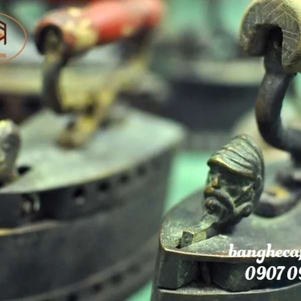 Bàn ủi con gà: Vật trang trí độc đáo cho các quán cafe vintage