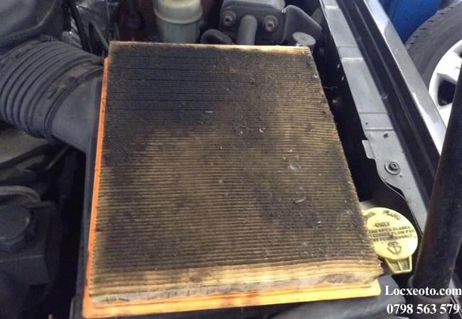 Phát hiện lọc gió động cơ ô tô bẩn giúp tránh hao xăng, hỏng máy và chi phí sửa chữa lớn. Phát hiện lọc gió động cơ ô tô bẩn giúp tránh hao xăng, hỏng máy và chi phí sửa chữa lớn.