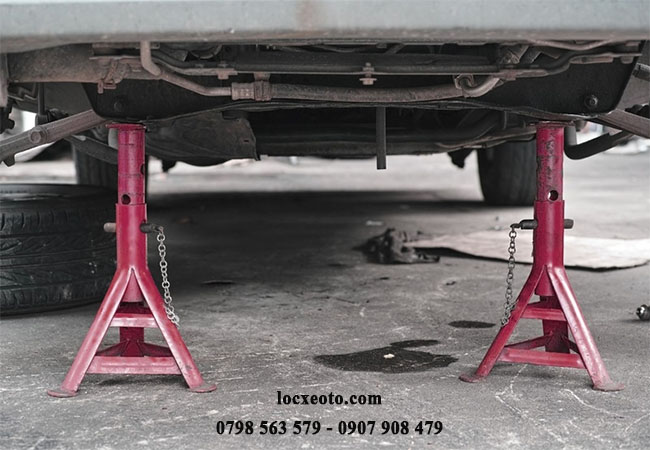 rò rỉ dầu nhớt dưới xe cần thay lọc nhớt ngay rò rỉ dầu nhớt dưới xe cần thay lọc nhớt ngay