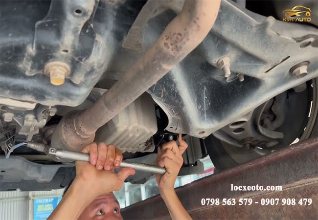dùng công cụ phù hợp để việc tháo lọc nhớt xe ô tô thuận tiện hơn dùng công cụ phù hợp để việc tháo lọc nhớt xe ô tô thuận tiện hơn